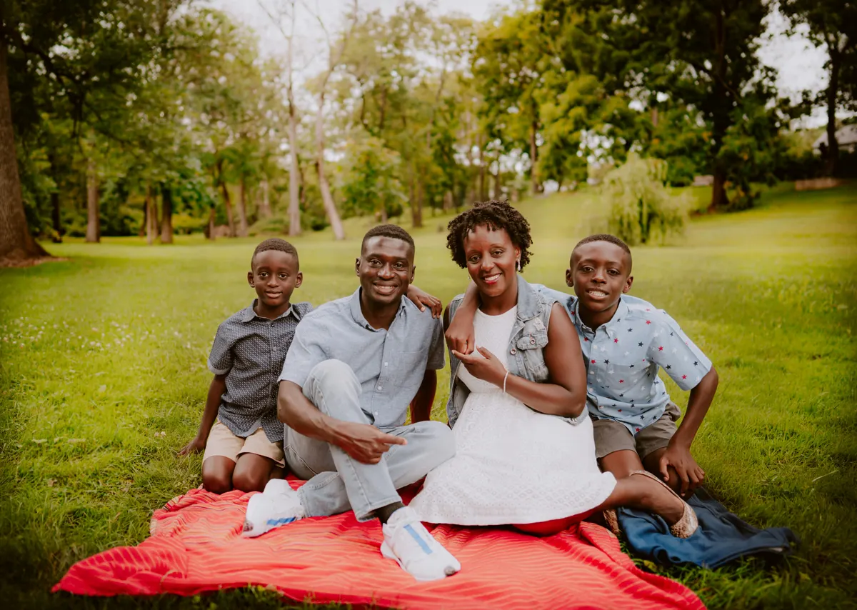 A returning family, on their second shoot with the same studio